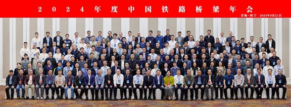 许多人站在一起 中度可信度描述已自动生成